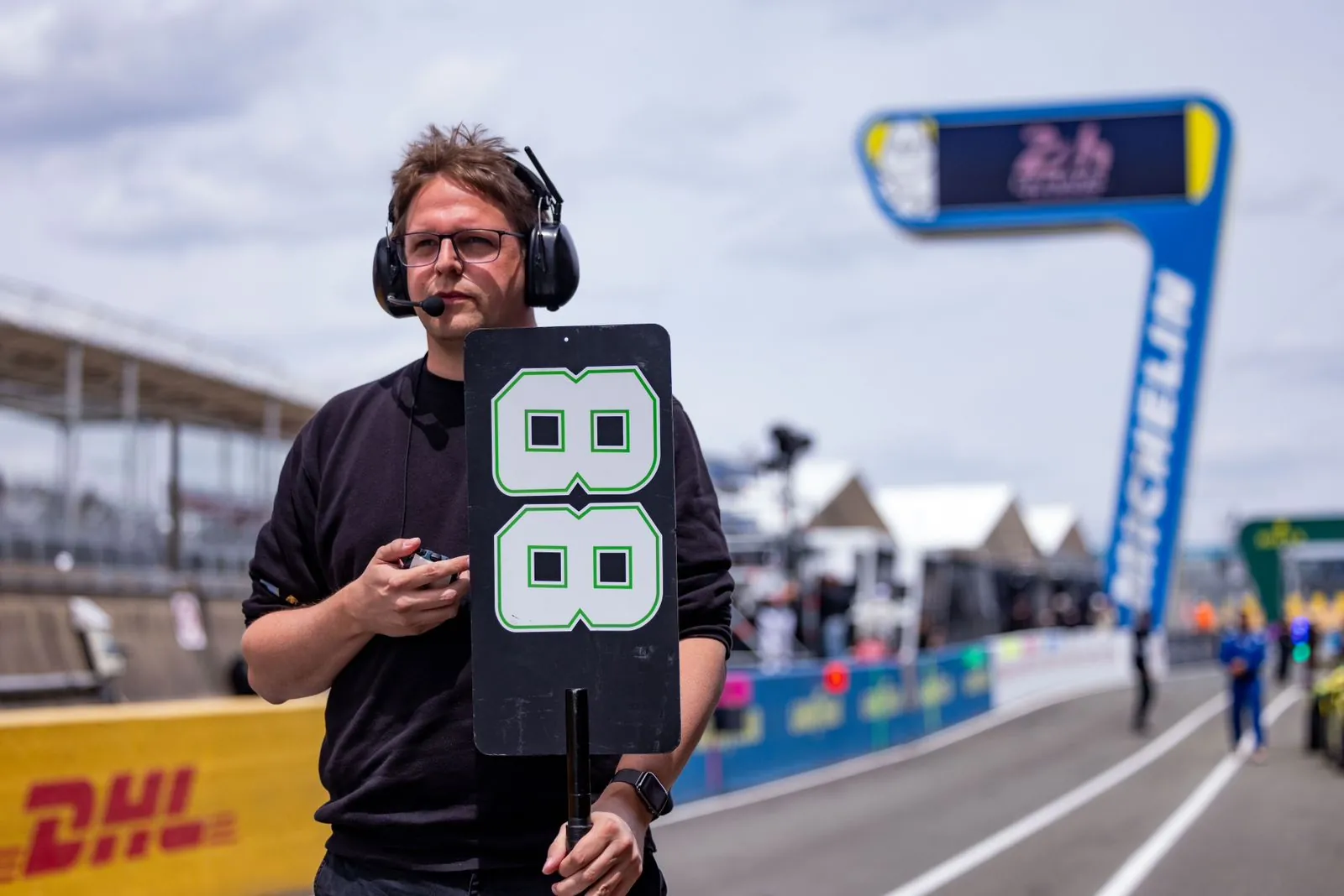 Martin Hippe mit der Anzeigetafel für Wagen 88 in der Boxengasse von Le Mans